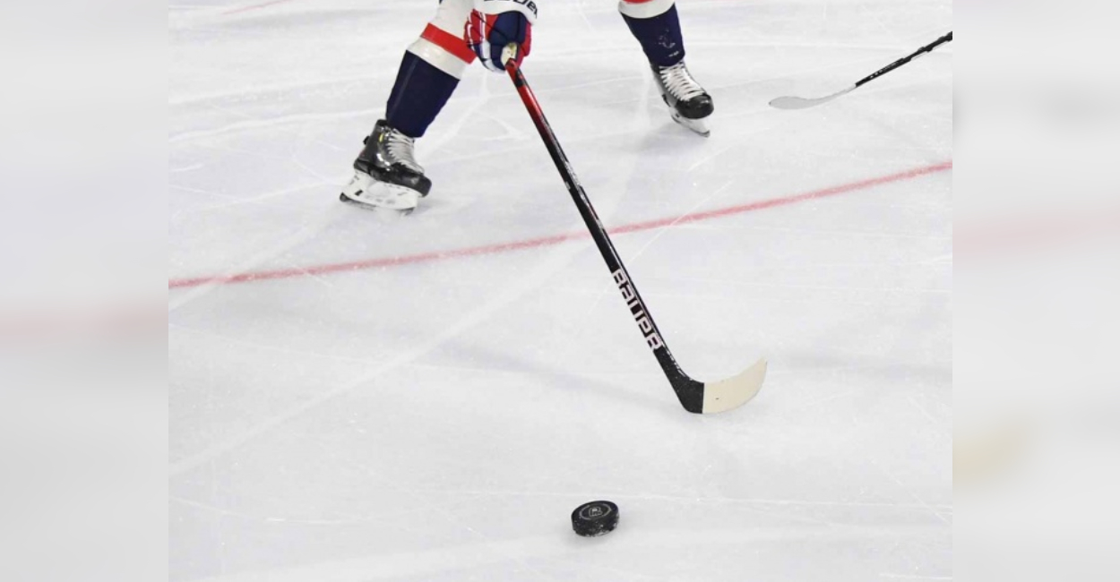 Muere un jugador de hockey tras ser golpeado por un puck.