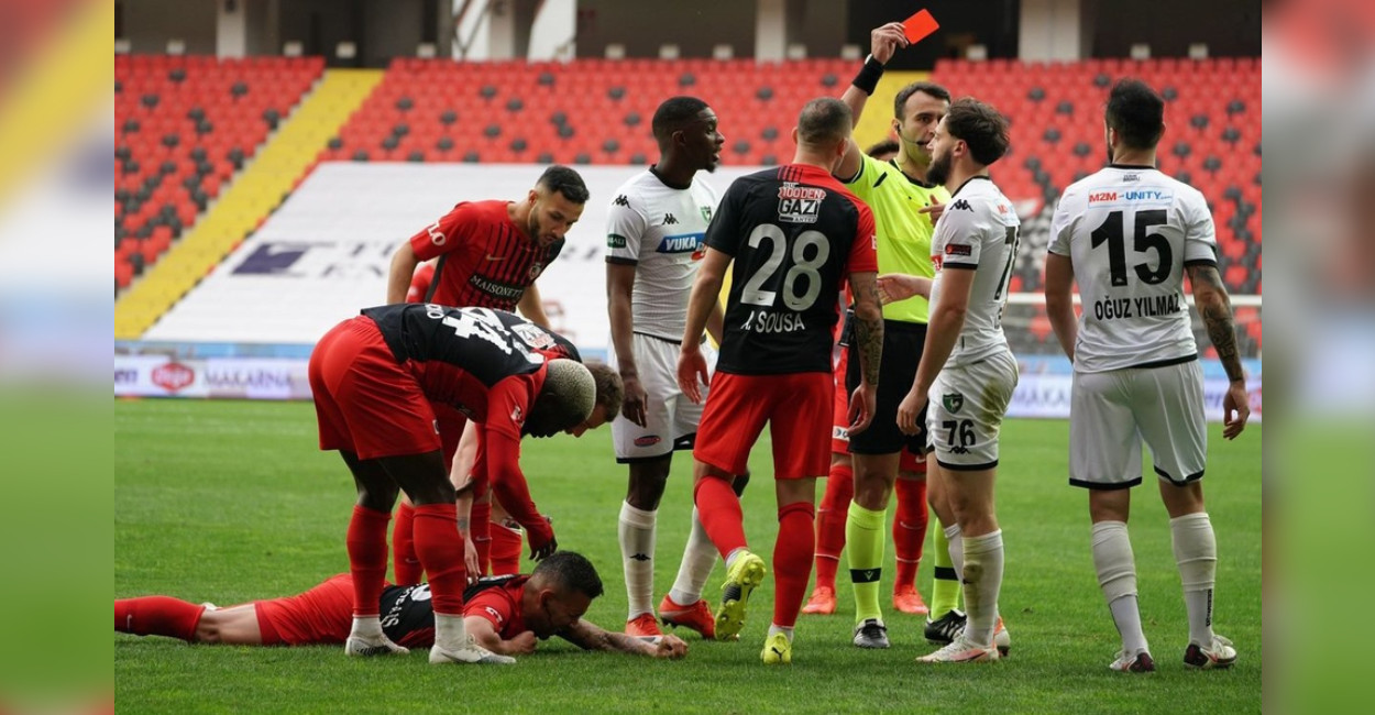 En Turquía un jugador de futbol golpeo en el rostro a su rival.