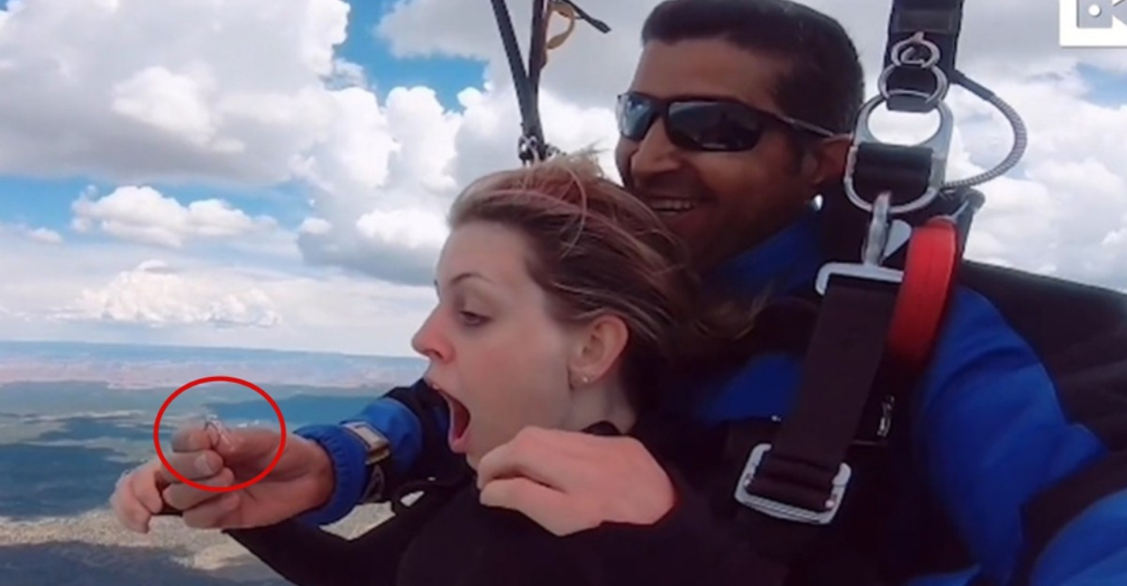 Un hombre le pidió matrimonio a su novia en un vuelo en paracaídas.