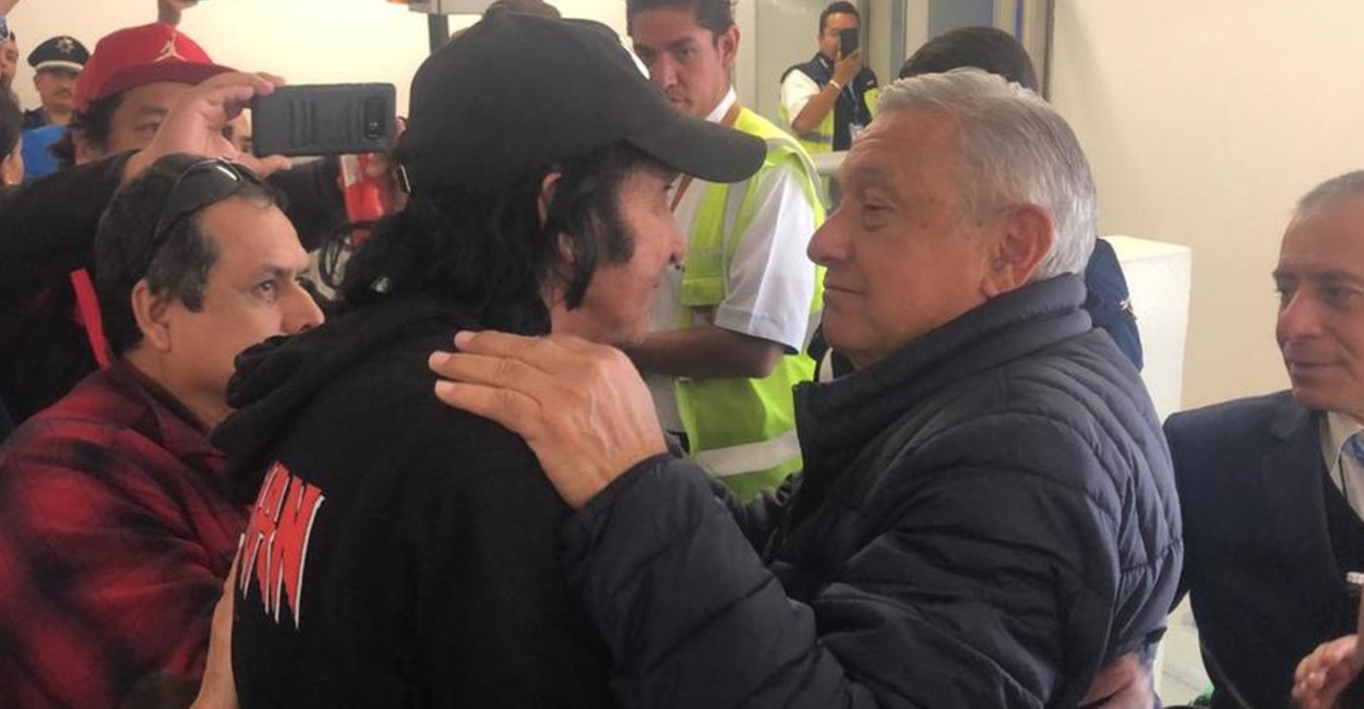Andrés Manuel López Obrador y Cepillín en el aeropuerto. | Foto: Cortesía.