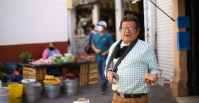 Don Pedro, un luchador que vende garapiñados