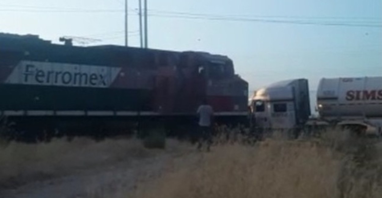 Un tren de FERROMEX impactó al tráiler. / Foto: Captura de pantalla.