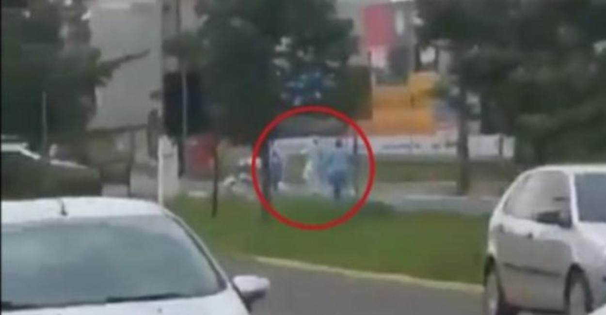 En el video se observa al hombre corriendo de los médicos.