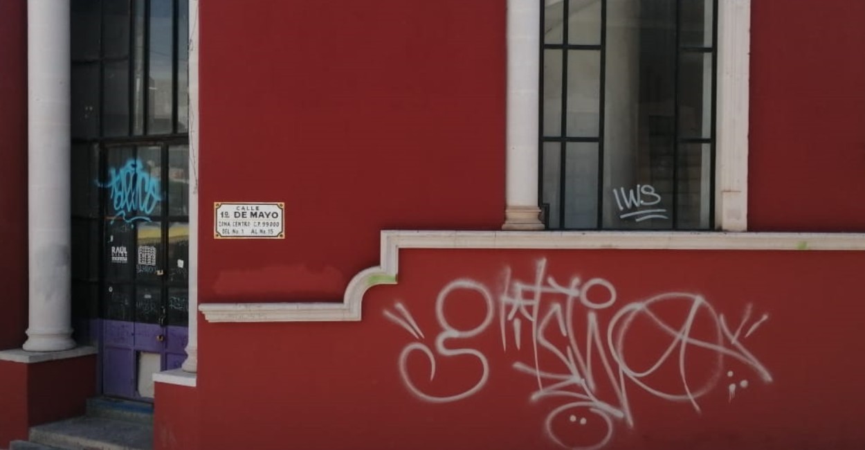 Algunos edificios tenían más de un graffiti en la fachada. / Fotos: Marcela Espino.