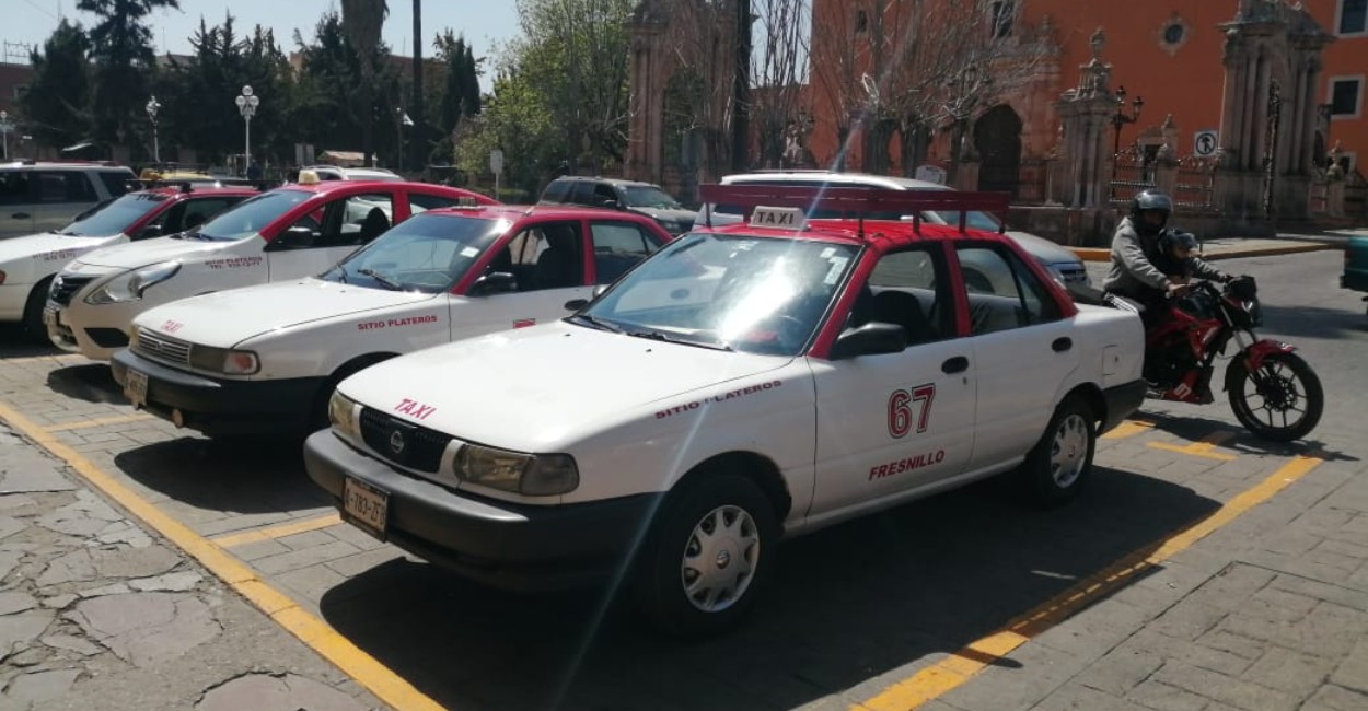 Los taxistas reportan una baja afluencia en sus servicios. | Foto: Marcela Espino.