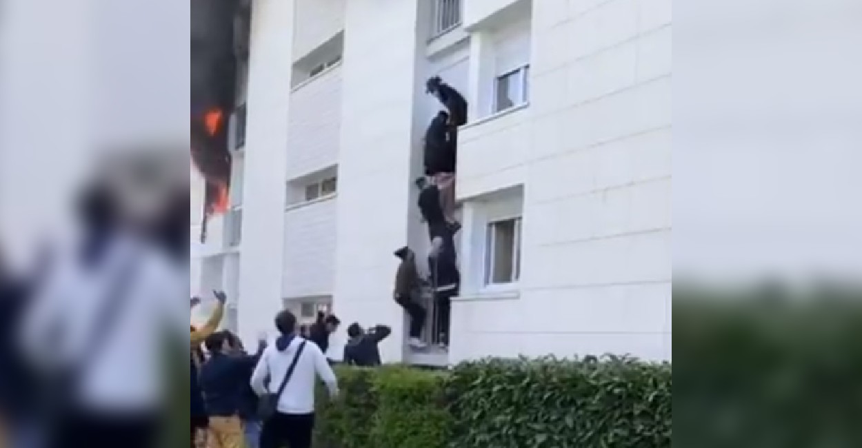 Los jóvenes se ayudaron para escalar el edificio en llamas. | Foto: Captura de pantalla.