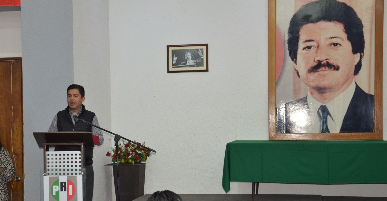 Enrique Flores, dirigente estatal del PRI, durante la conmemoración.
