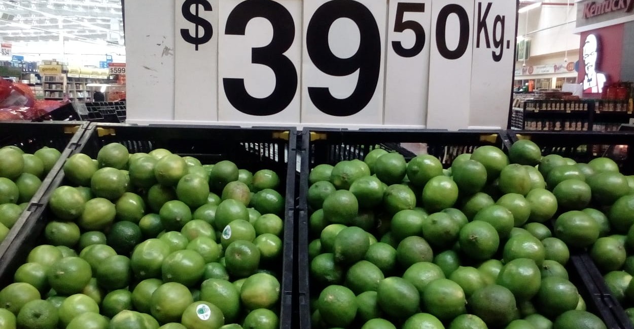 El limón en supermercados alcanza los 39.50 pesos. | Foto: Manuel Medina.