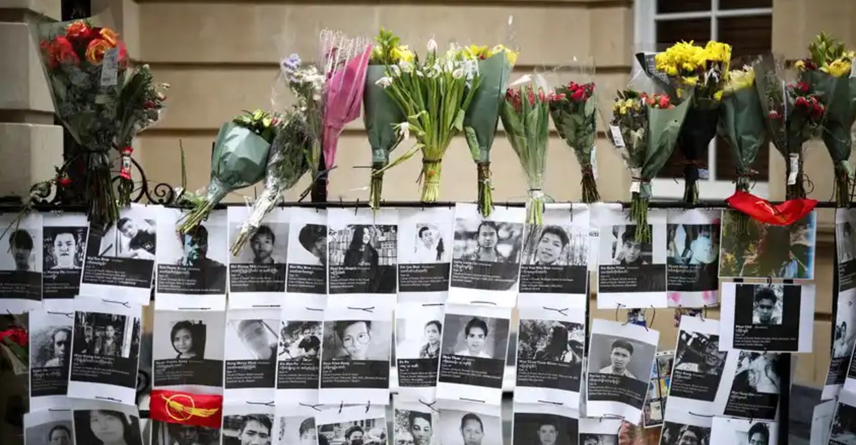 En Birmania colocaron fotografías para recordar a los muertos tras el golpe de Estado. | Foto: Reuters.