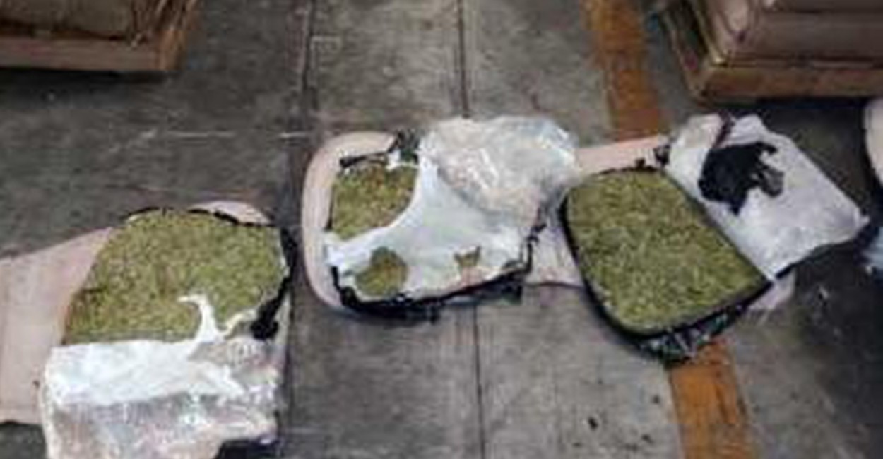 La marihuana se encontró dentro de los asientos de los automóviles. | Foto: Arnoldo Delgadillo.