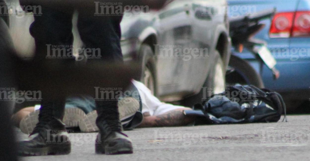 El hombre yacía sobre el pavimento al lado de una mochila que portaba antes del ataque. 