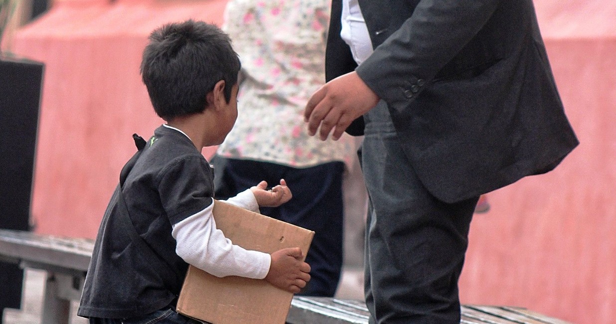 Los menores salen a pedir dinero por costumbre familiar o por falta de vigilancia. | Foto: Marcela Espino. 