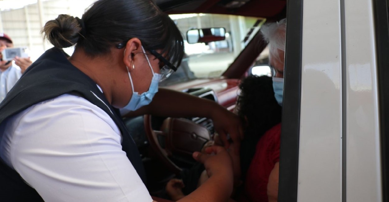 La jornada de vacunación se lleva a cabo a través de Vacuna en tu carro. | Foto: Marcela Espino.