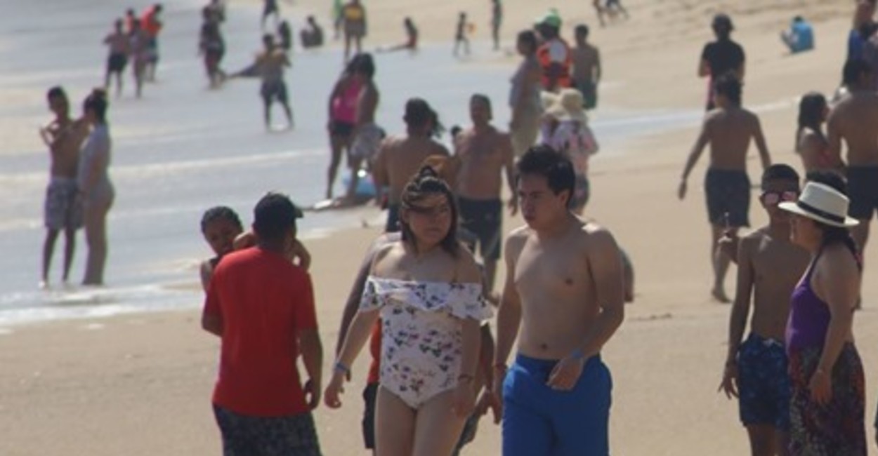 Los turistas disfrutan de la playa sin importar el Covid-19. | Foto: cortesía.
