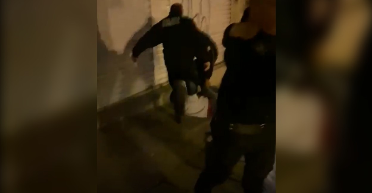Los policías aparecen pateando a uno de los detenidos. | Foto: captura de pantalla. | Video: cortesía.