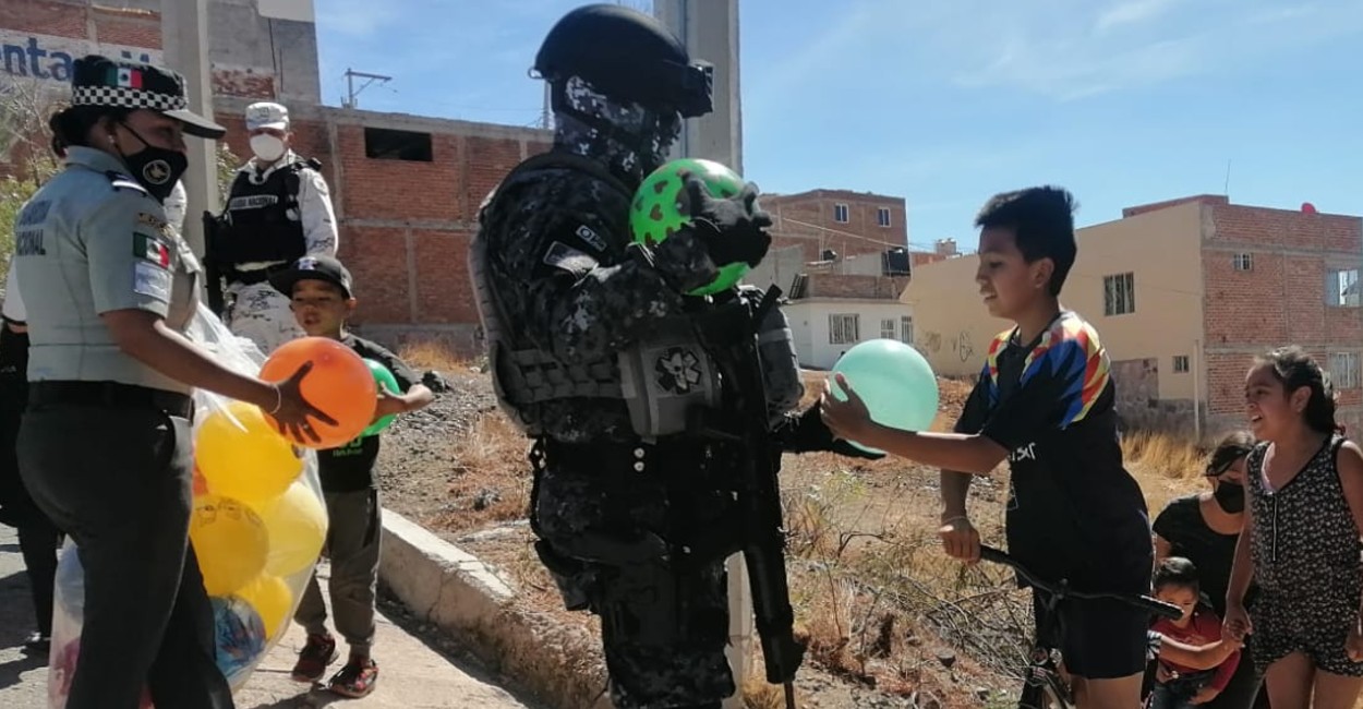 Los uniformados repartieron juguetes en diferentes colonias de Zacatecas. | Fotos: cortesía.