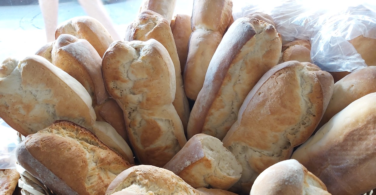 En las panaderías se vende el pan dulce y el bolillo en 5.50 la pieza; sin embargo, en algunas tiendas lo ofertan hasta en 8.00 pesos. | Foto: Rocío Ramírez.