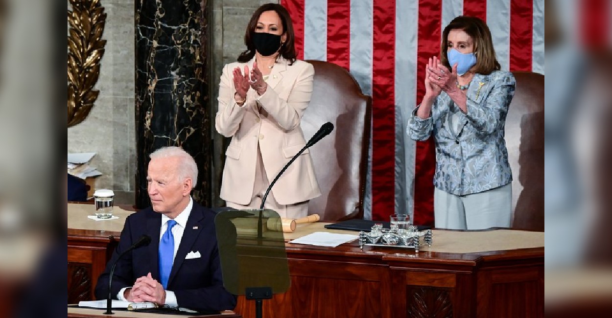 En el discurso estuvieron presentes la vicepresidenta de Estados Unidos, Kamala Harris, y la líder demócrata en la Cámara de Representantes, Nancy Pelosi. | Foto: Reuters.