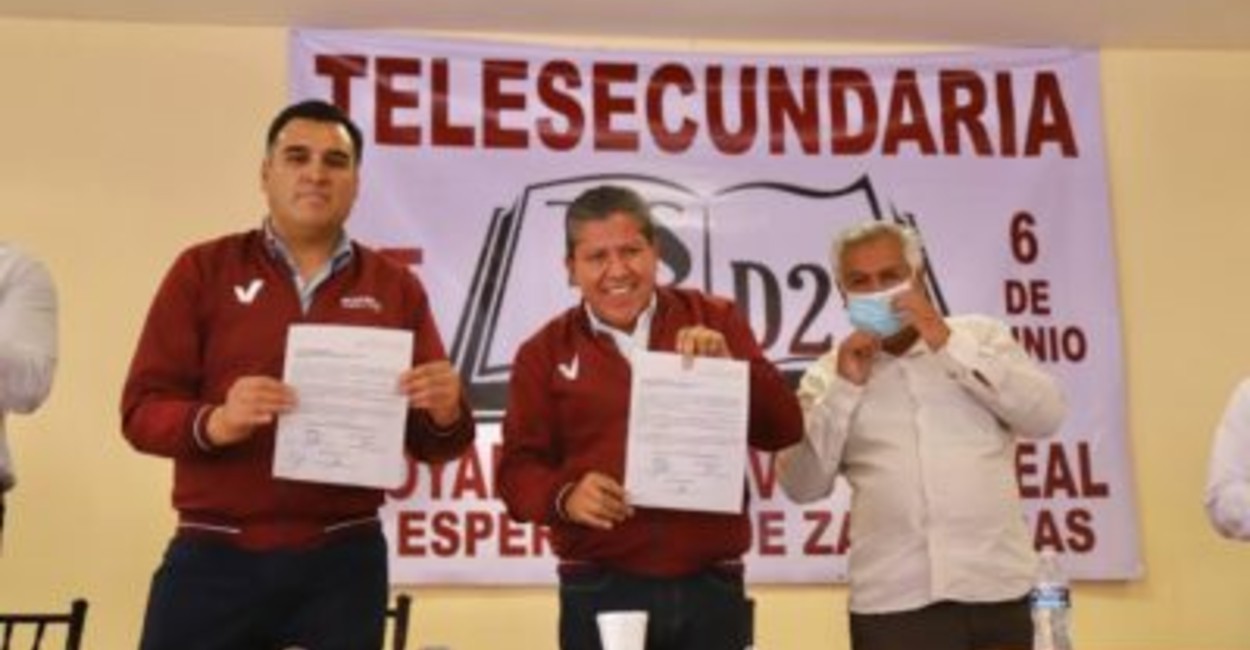 David Monreal Ávila firmó compromisos con docentes de Telesecundaria. | Foto: cortesía.