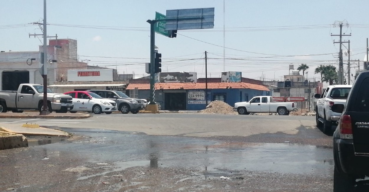 el agua se estancó en la lateral y afecta a conductores y transeúntes.  | Foto: Marcela Espino.