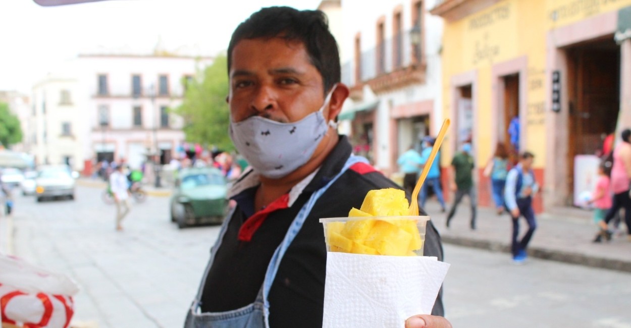 Don Lorenzo madruga para vender fruta. | Fotos: Carlos Montoya.