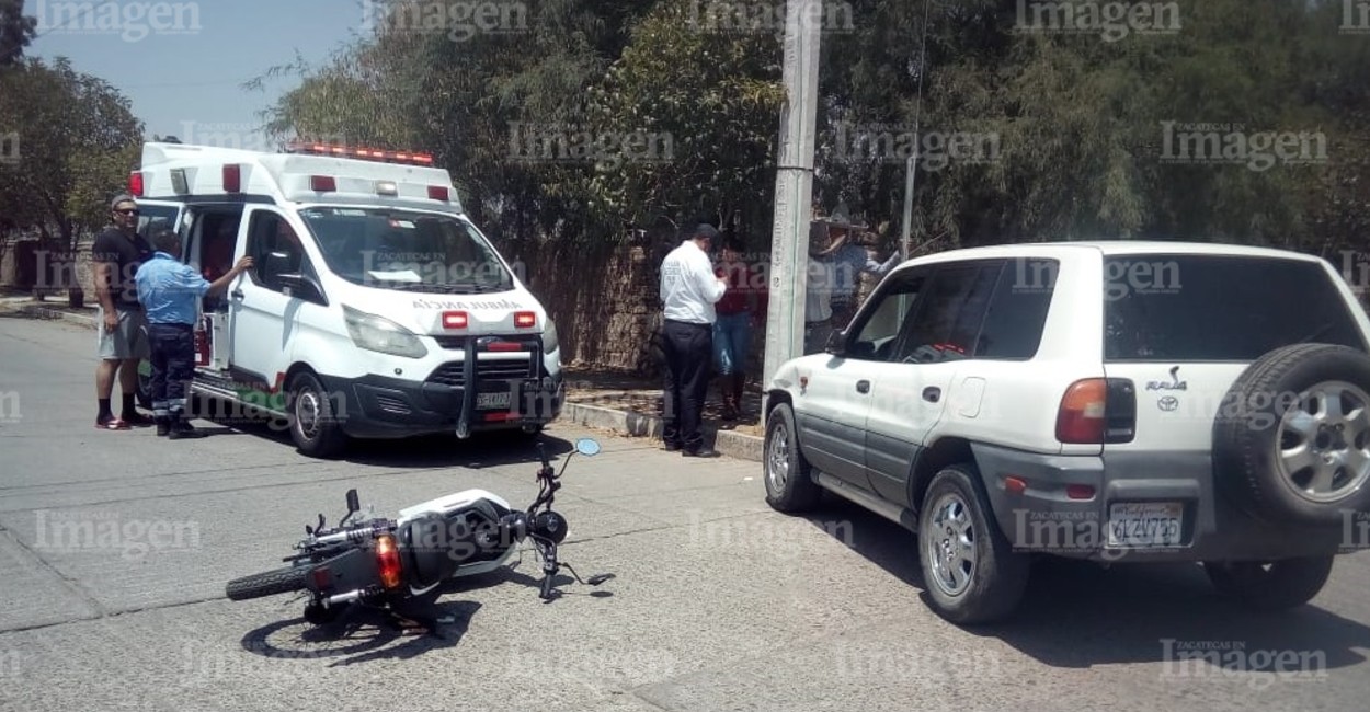 El conductor de la motor fue atendido en el lugar al resultar herido. | Foto: Imagen de Zacatecas.