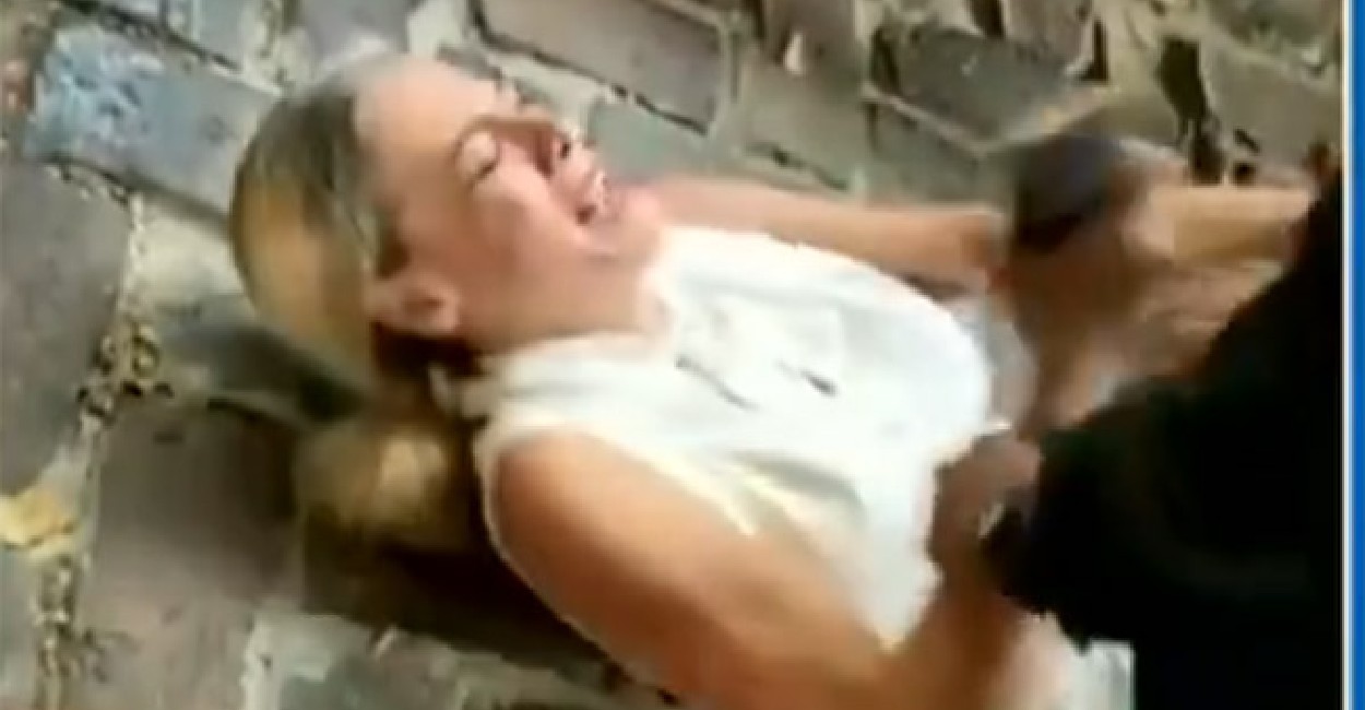 La mujer se resistía. | Foto: captura del video.