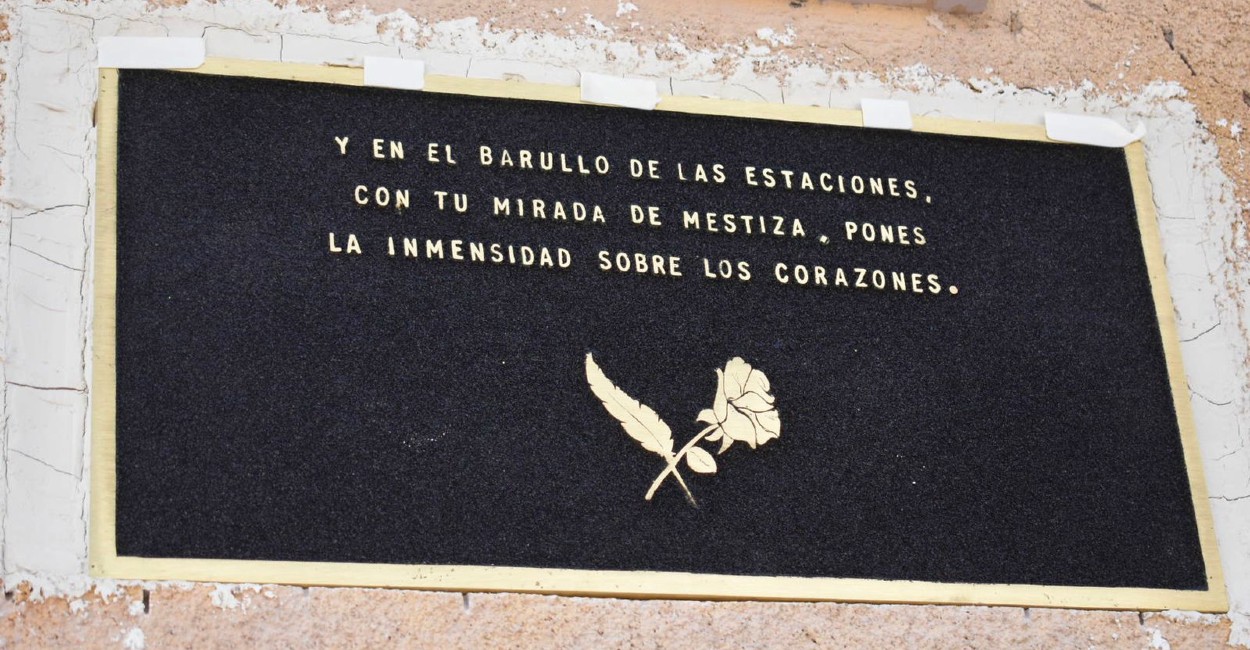 La convocatoria y la colocación de placas honran a Ramón López Velarde. | Foto: Silvia Vanegas.