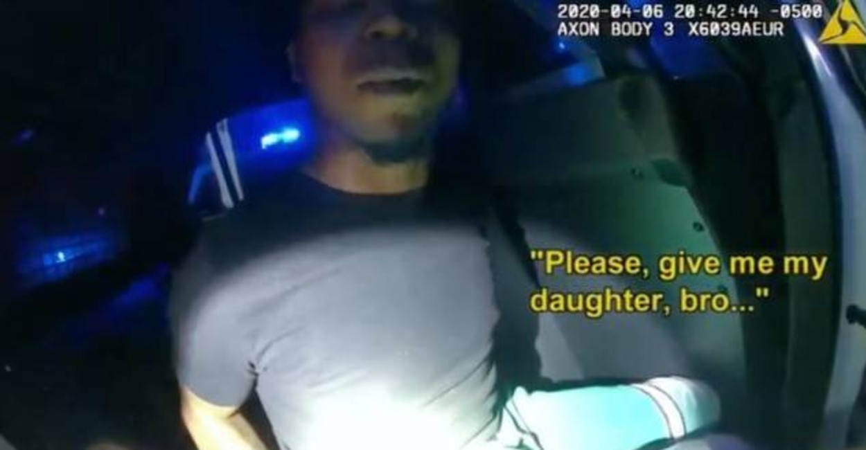 El hombre suplicaba a los agentes que le regresaran a su hija. | Foto: captura de pantalla. 