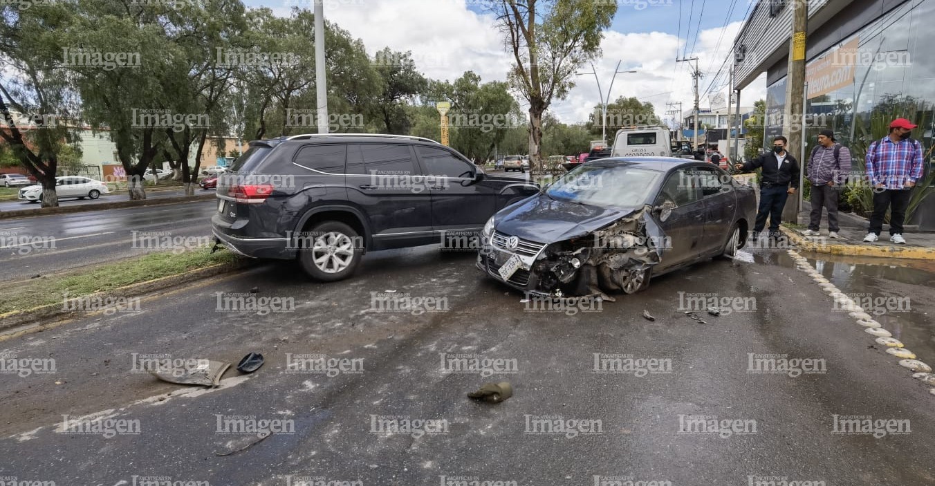 Los hechos se registraron a las 2:00 en el carril lateral del bulevar López Portillo afuera de la agencia de autos Renault. / Fotos: Imagen  