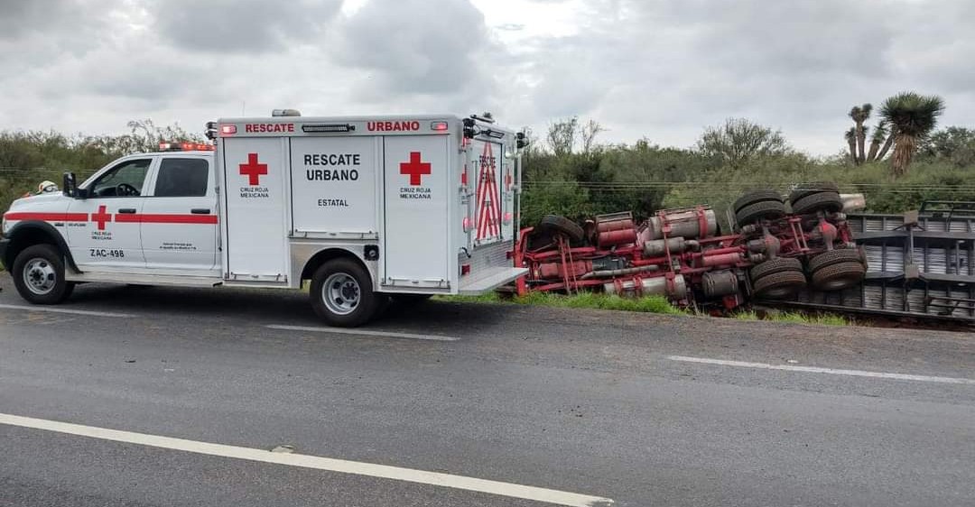 Los socorristas de la Cruz Roja sacaron al trailero  de la cabina, usando las 'quijadas de la vida / Fotos: Cortesía