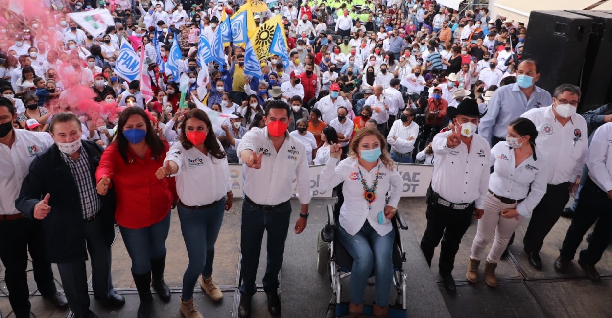Claudia Anaya estuvo en el cierre de campaña de Javo Torres, y los diputados locales de Fresnillo. | Foto: Cortesía.