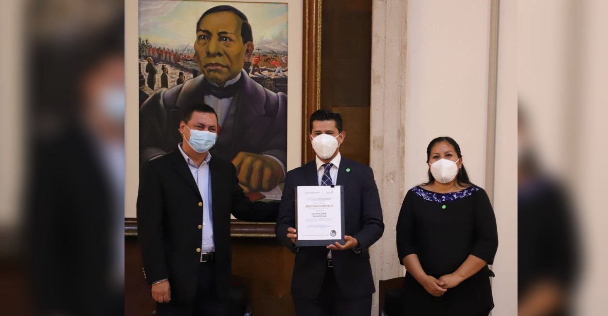 El alcalde con licencia, Julio César Chávez Padilla recibió el reconocimiento. | Foto: Cortesía 