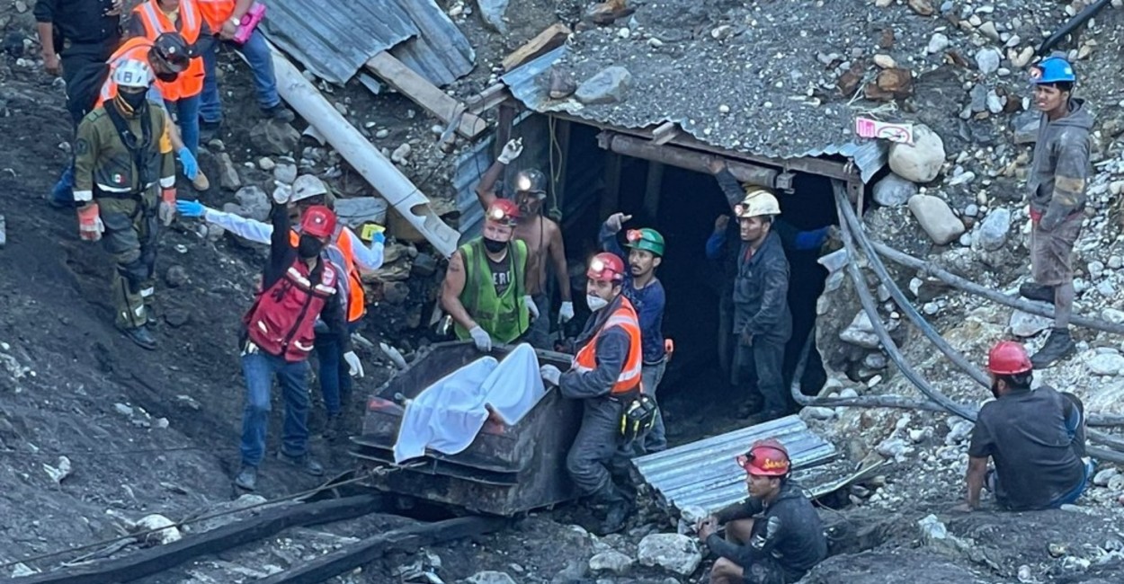 Rescatan el cuerpo sin vida del quinto minero que resultó sepultado tras el derrumbe de la mina Micarán, en Múzquiz, Coahuila. / Foto: Unomásuno
