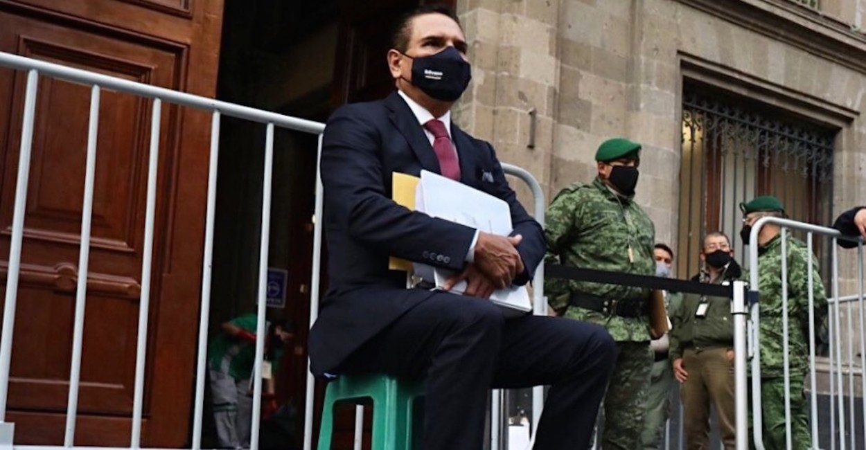 Silvano Aurelos esperó afuera de Palacio Nacional sin recibir respuesta positiva del presidente. / Foto: Sin Embargo