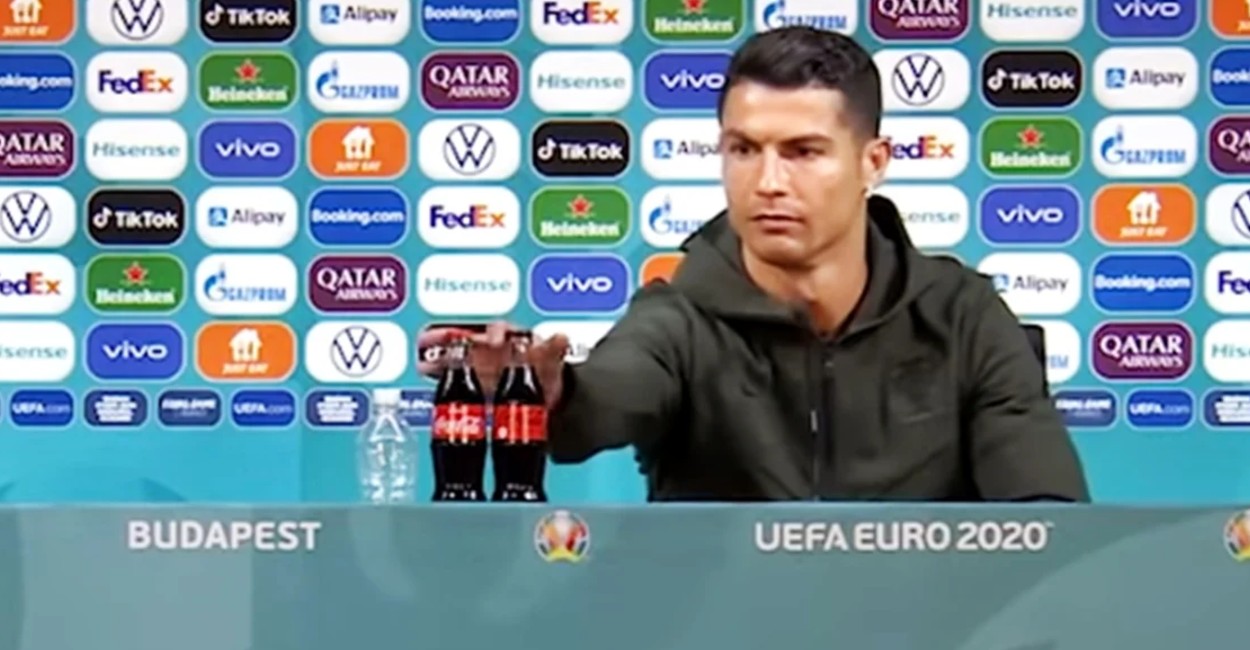 Cristiano Ronaldo incitó a la audiencia a dejar de consumir Coca-Cola. | Foto: captura de pantalla. 