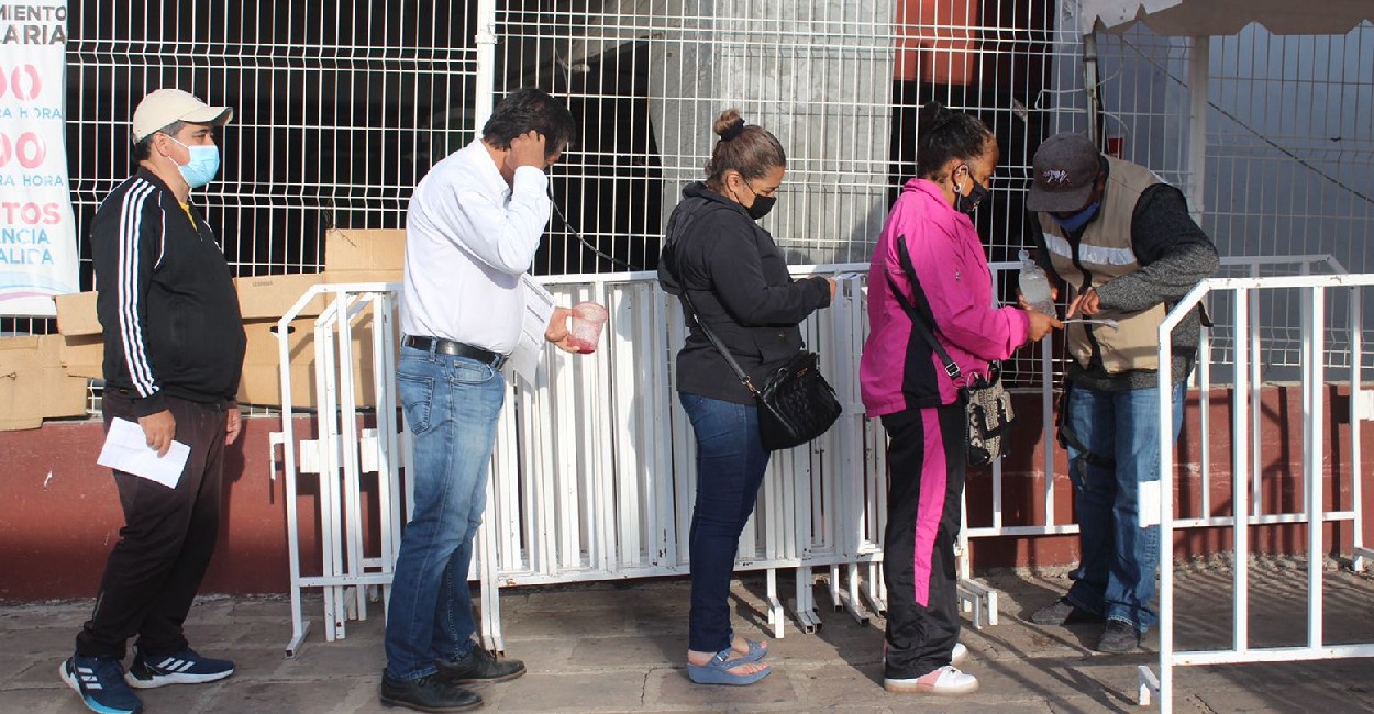 Los zacatecanos se mostraron contestos de recibir la vacuna. | Foto: Miguel Alvarado.