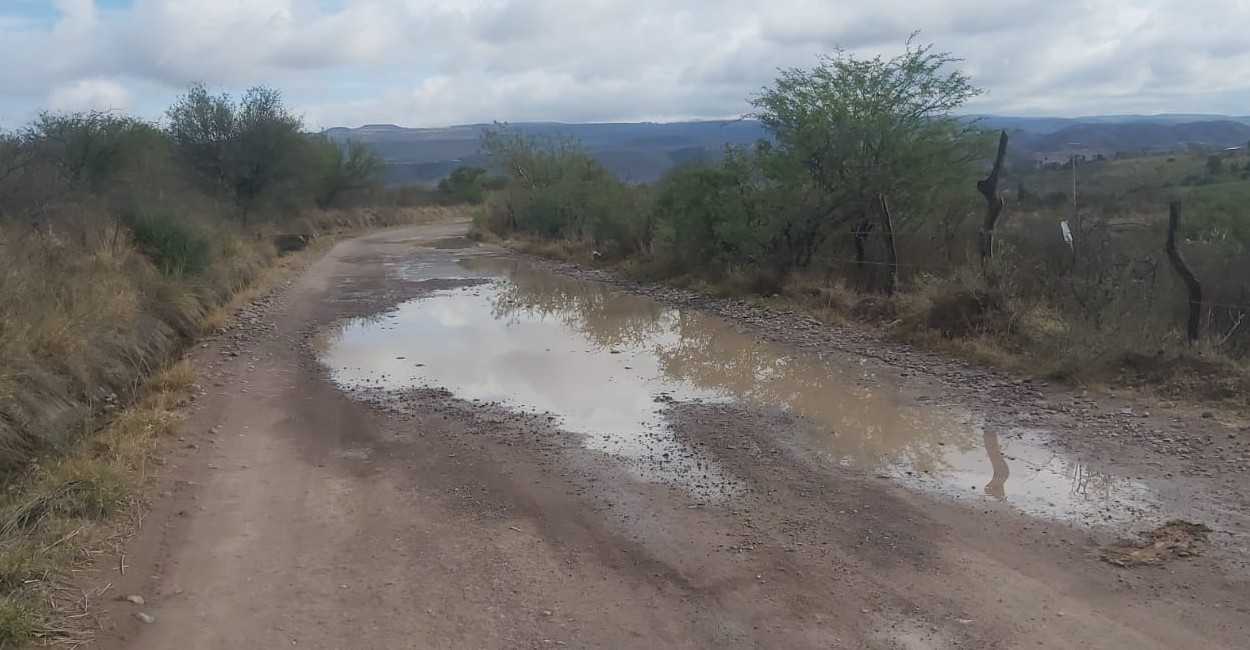 Se formaron grandes charcos de agua en los caminos rurales. | Foto: Rocío Ramírez.
