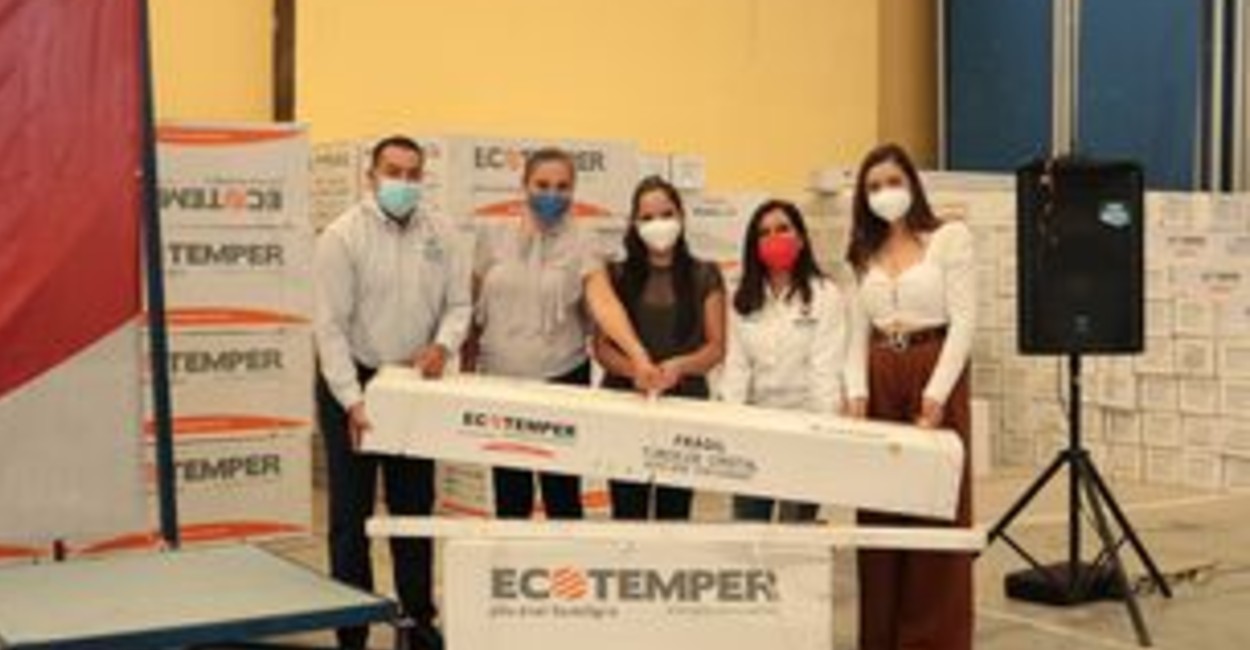 La entrega de los calentadores solares la realizó el presidente municipal. | Foto: Rocío Ramírez