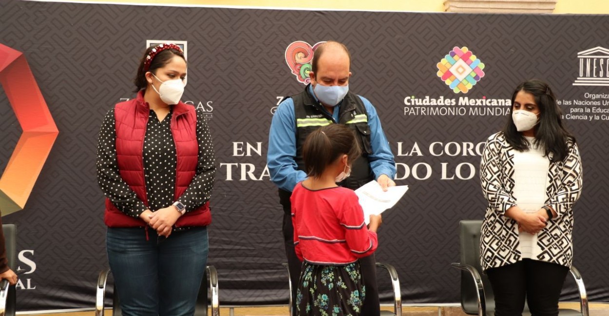 El alcalde Salvador Estrada González entregó 50 becas. | Foto: cortesía.
