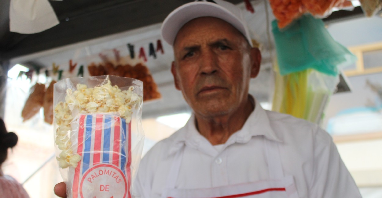 Don Manuel vende chocomiles y palomitas. | Fotos: Ángel Martínez.