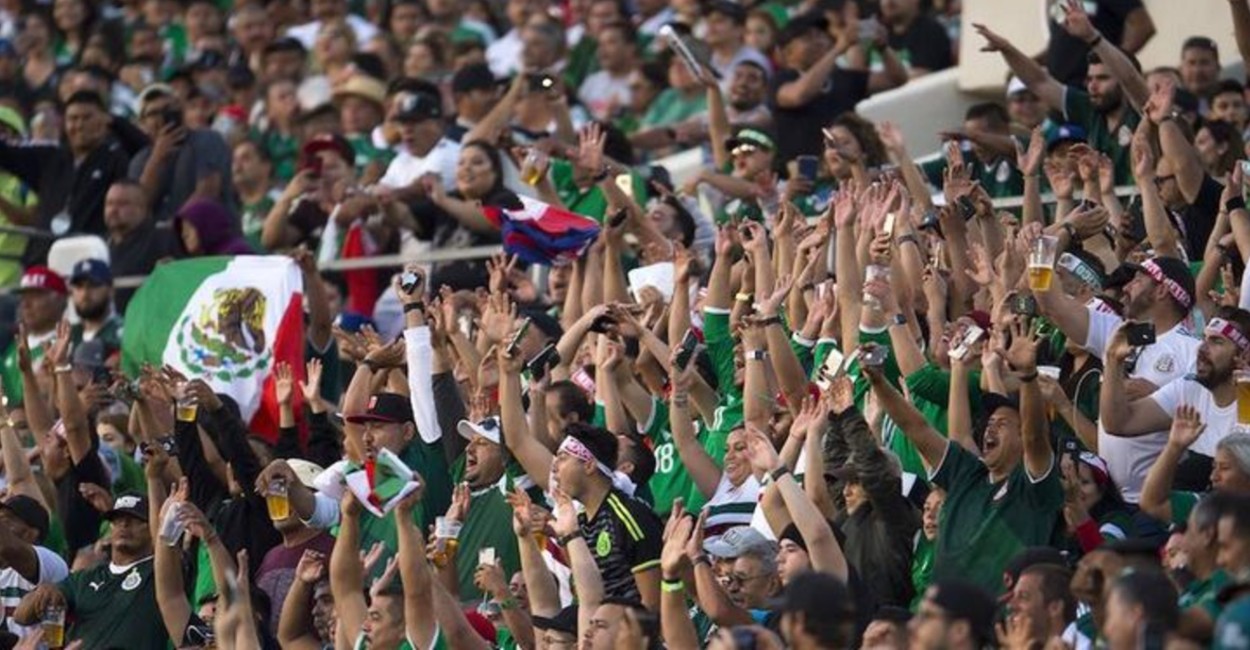 La afición mexicana hace caso omiso a las notificaciones de la FIFA. | Foto: cortesía. 