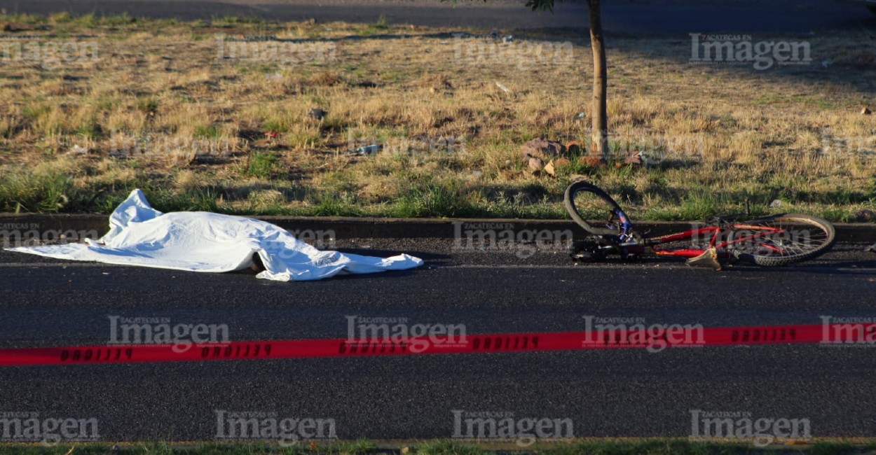 El cadáver de la mujer terminó sobre el asfalto. 