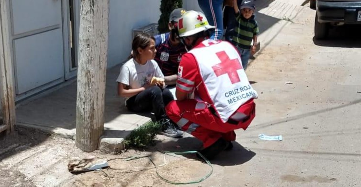 Los paramédicos de la Cruz Roja atendieron a la menor en Huerta Vieja.