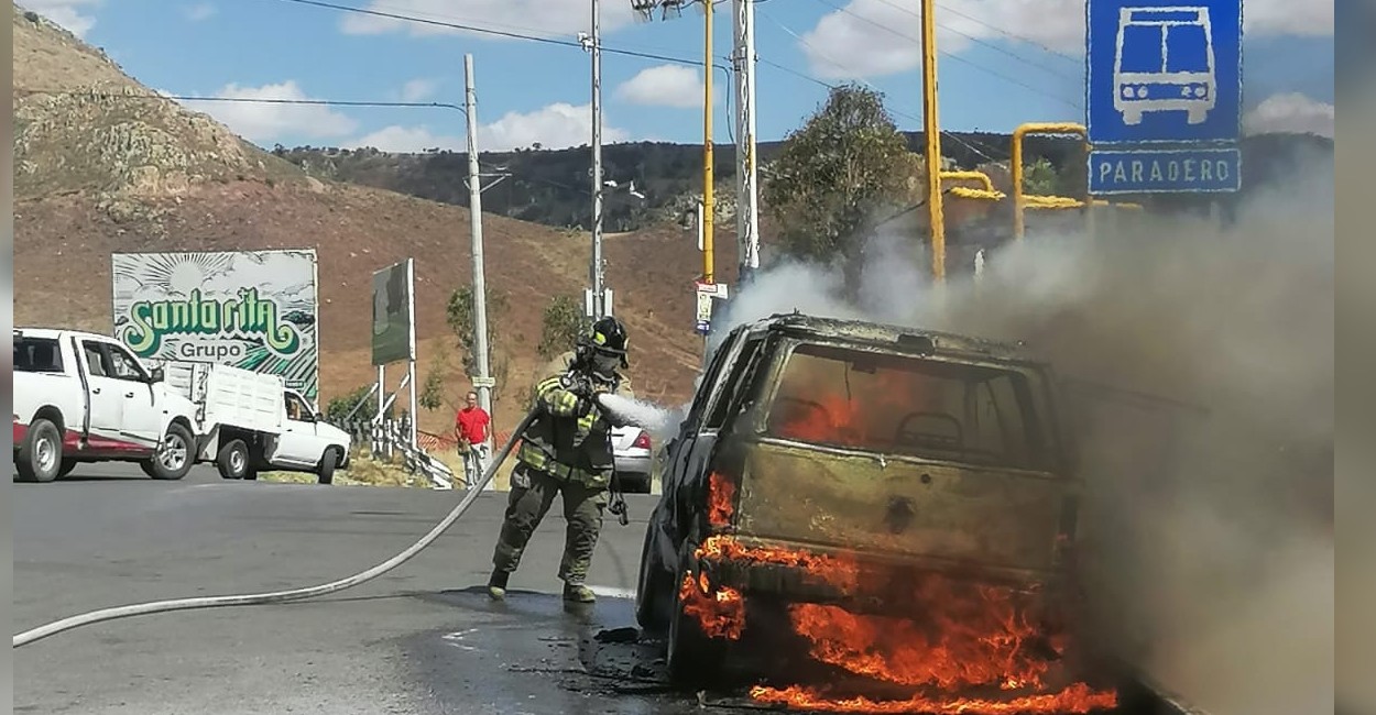 El conductor pudo orillarse; pero nada pudo hacer por su camioneta en llamas. / Foto: Cortesía.