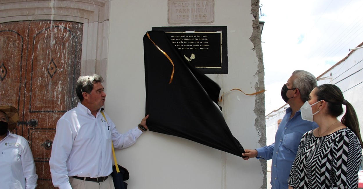 El alcalde Antonio Aceves Sánchez develó la última placa conmemorativa del poema Suave Patria. | Foto: Cortesía 