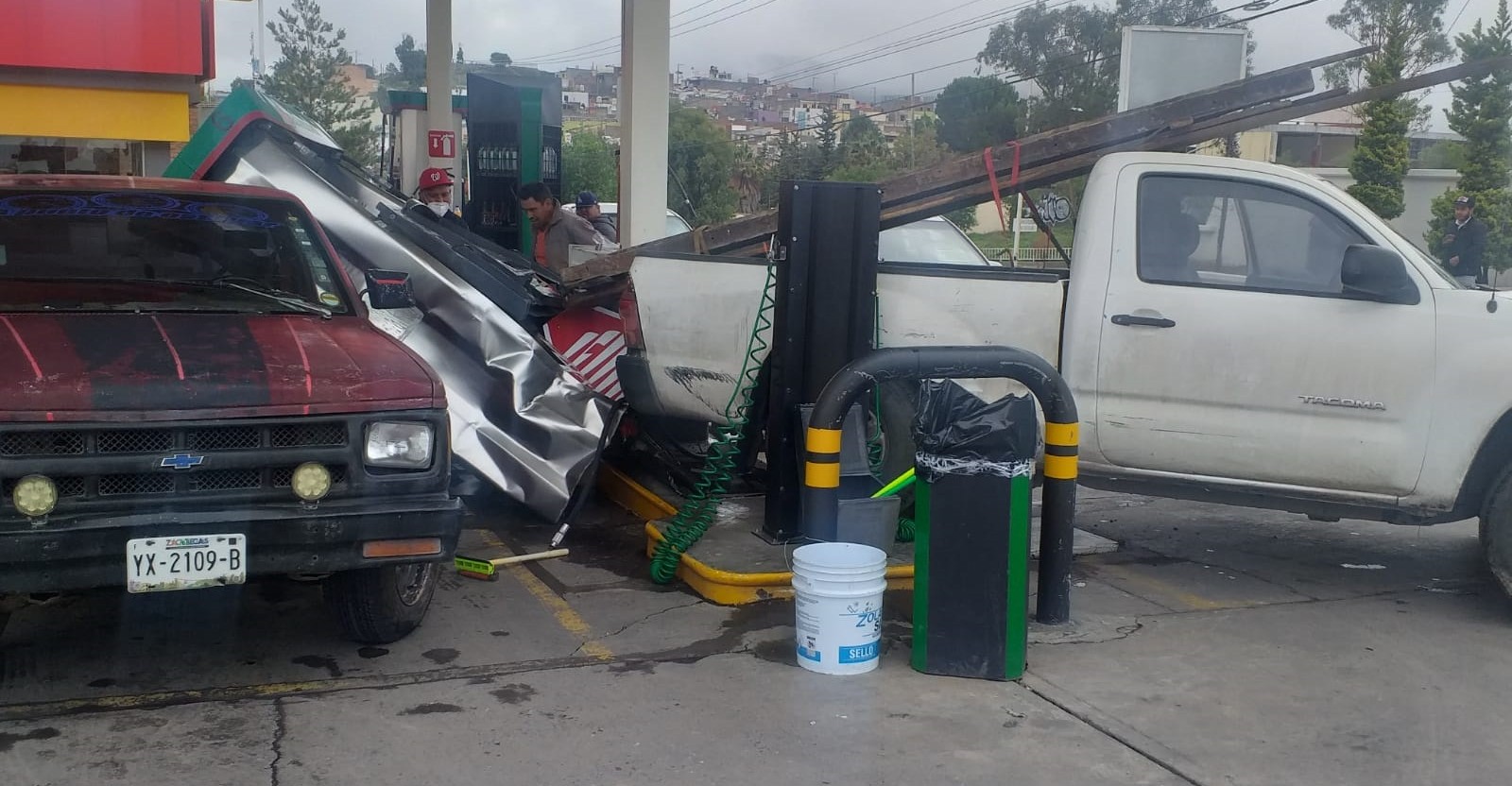 El accidente se registró este lunes a las 10:35 de la mañana en la estación de gasolina Pemex. | Fotos: cortesía.