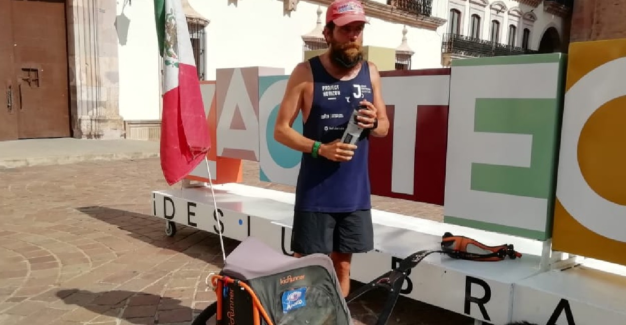 Jonas Deichman, el triatleta alemán llegó a Zacatecas, que le queda como punto de paso en su travesía a Cancún. 