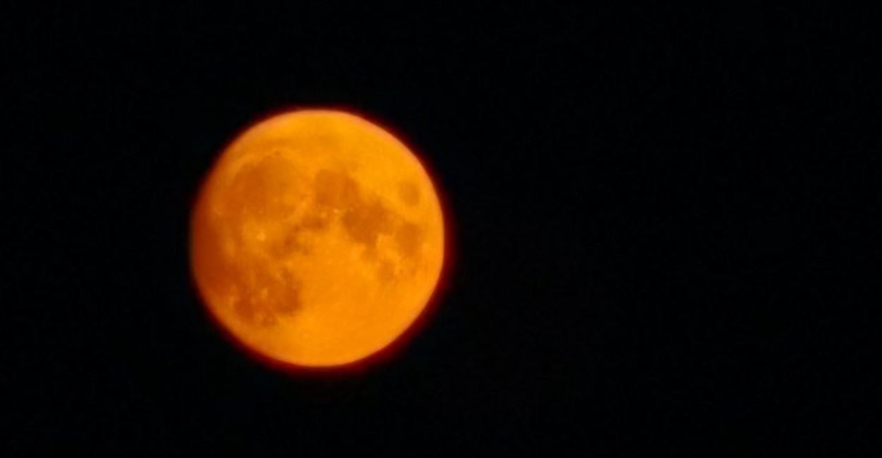 Internautas captaron las imágenes de la Luna Naranja. | Foto: Twitter.
