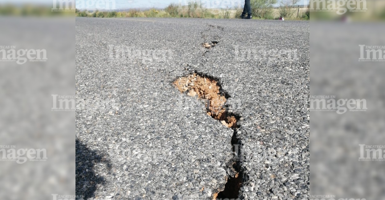Los daños más evidentes se presentaron en la lateral de la carretera estatal. | Foto: Marcela Espino.